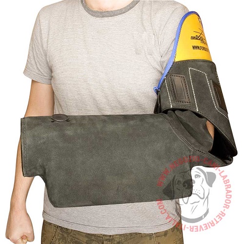 La manica protegge il braccio, il gomito e la spalla
dell'addestratore
